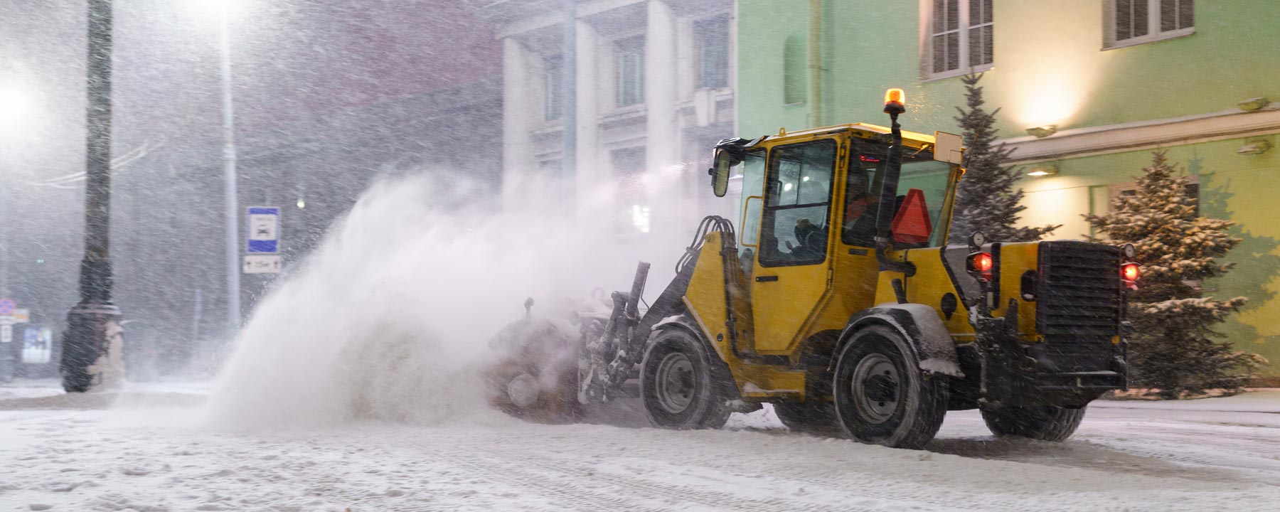 Schneepflug auf der Straße