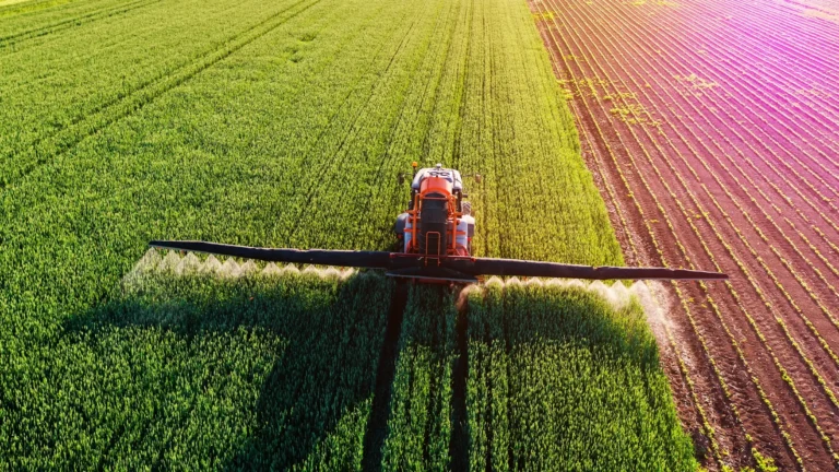 Großer Trecker fährt über ein landwirtschaftliches Feld