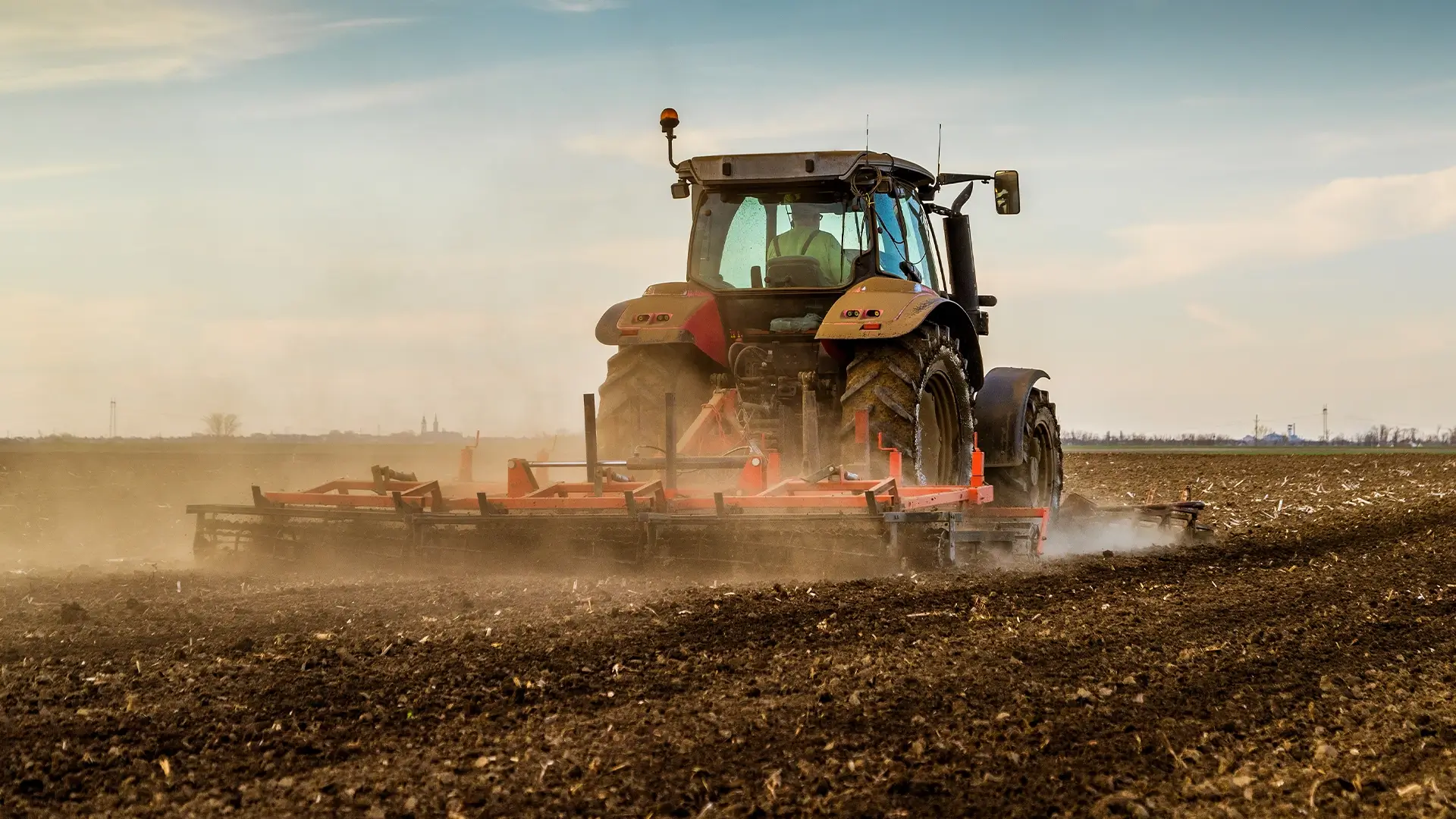 Großer Trecker fährt über ein landwirtschaftliches Feld