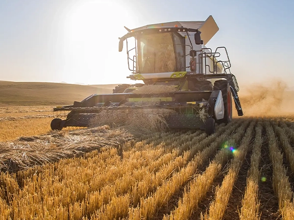 Großer Trecker fährt über ein landwirtschaftliches Feld