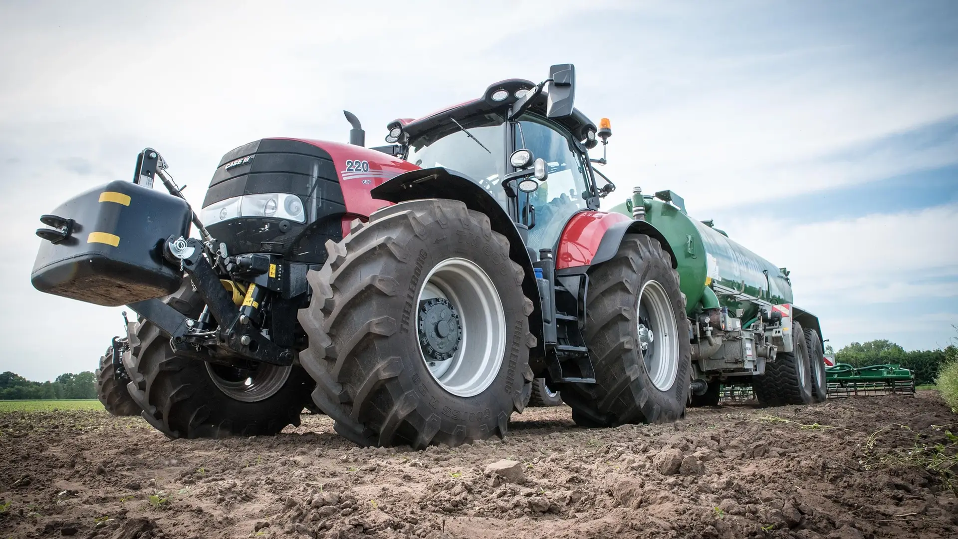 Traktor mit Güllefass im auf einem Acker